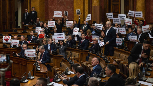 Депутаты устроили жесткую драку в парламенте Сербии: пострадала беременная