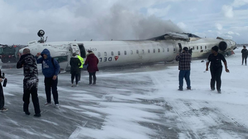 Пассажирский самолет перевернулся при посадке в Канаде: около 20 человек пострадали (видео)