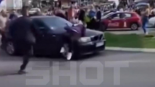 Водитель на BMW протаранил толпу протестующих в Сербии (видео)